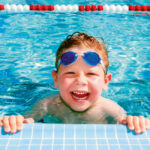 Kinder, die bereits eine Bahn sicher schwimmen, können hier die erlernten Fähigkeiten weiter vertiefen und ausbauen.