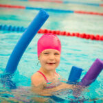 Die Schwimmkurse werden von erfahrenen Fachkräften durchgeführt. In gezielter, aber spielerischer Form werden die Kinder an das Brustschwimmen herangeführt.