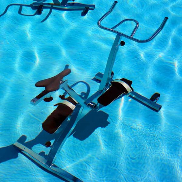 Aquacycling-Fahrrad im Wasser